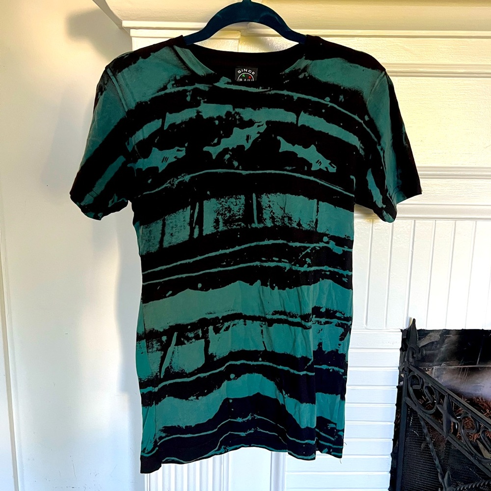 Women's Maui & Sons Tee. Size Medium.